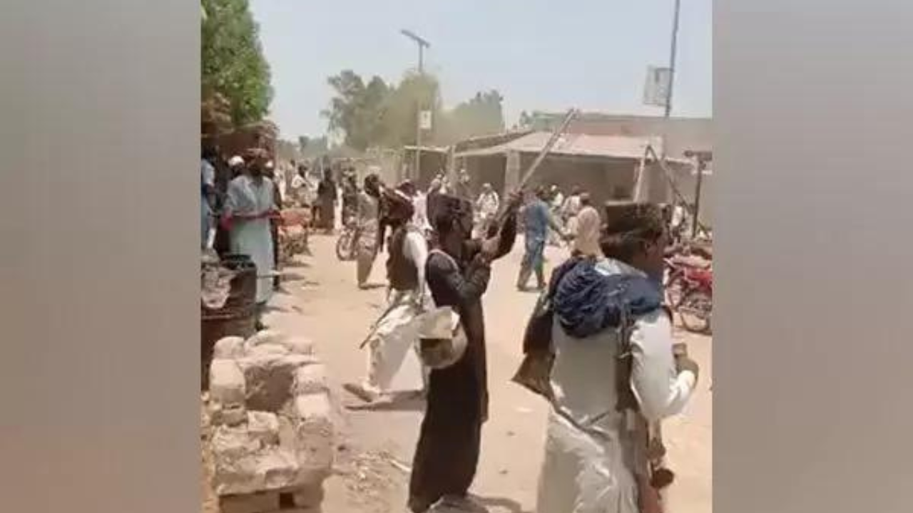 Sindh Pakistan: Pakistan: Yüzlerce silahlı adam Sindh'teki köye baskın düzenledi, kadınları kaçırdı