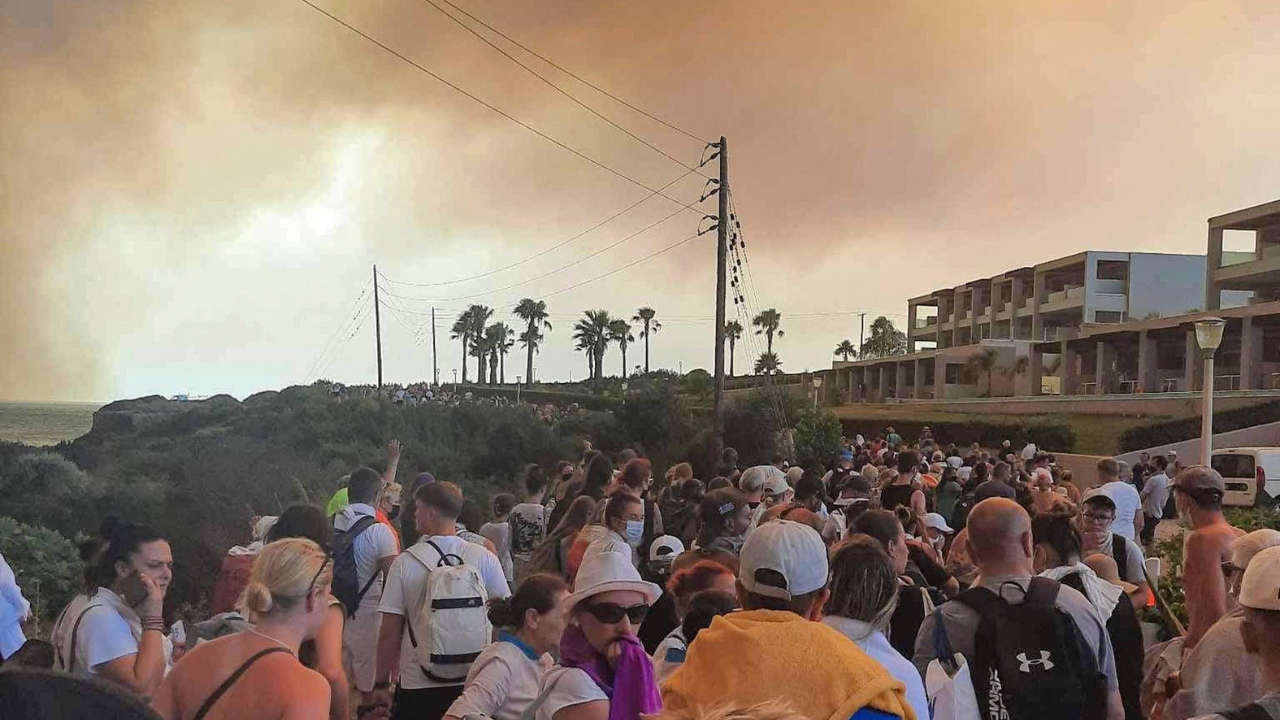 Rodos: Yunan makamları, Rodos adasında orman yangını alevleri nedeniyle yaklaşık 19.000 kişiyi tahliye etti