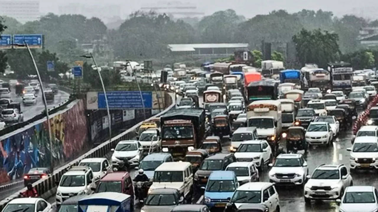 A view of the traffic jam on Western Express Highway at Vile Parle in Mumbai — Uma Kadam (TOI)