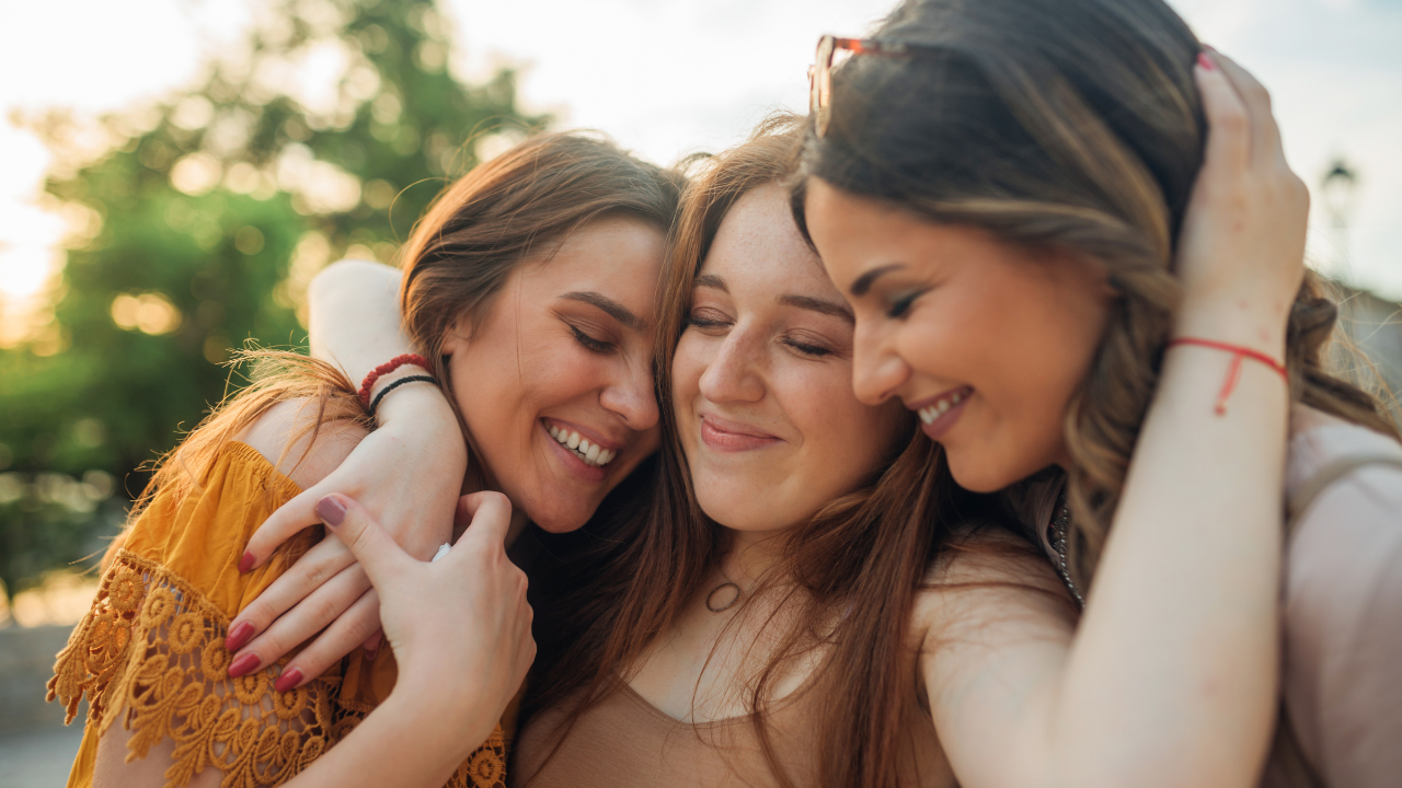 28 Fun Ideas & Poses for Best Friend Photoshoots