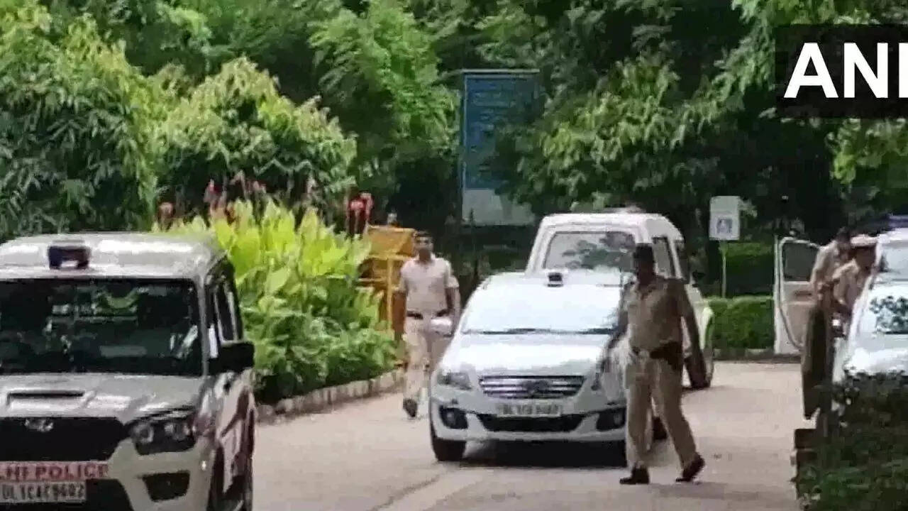 Girl found murdered outside Aurobindo College in Delhi