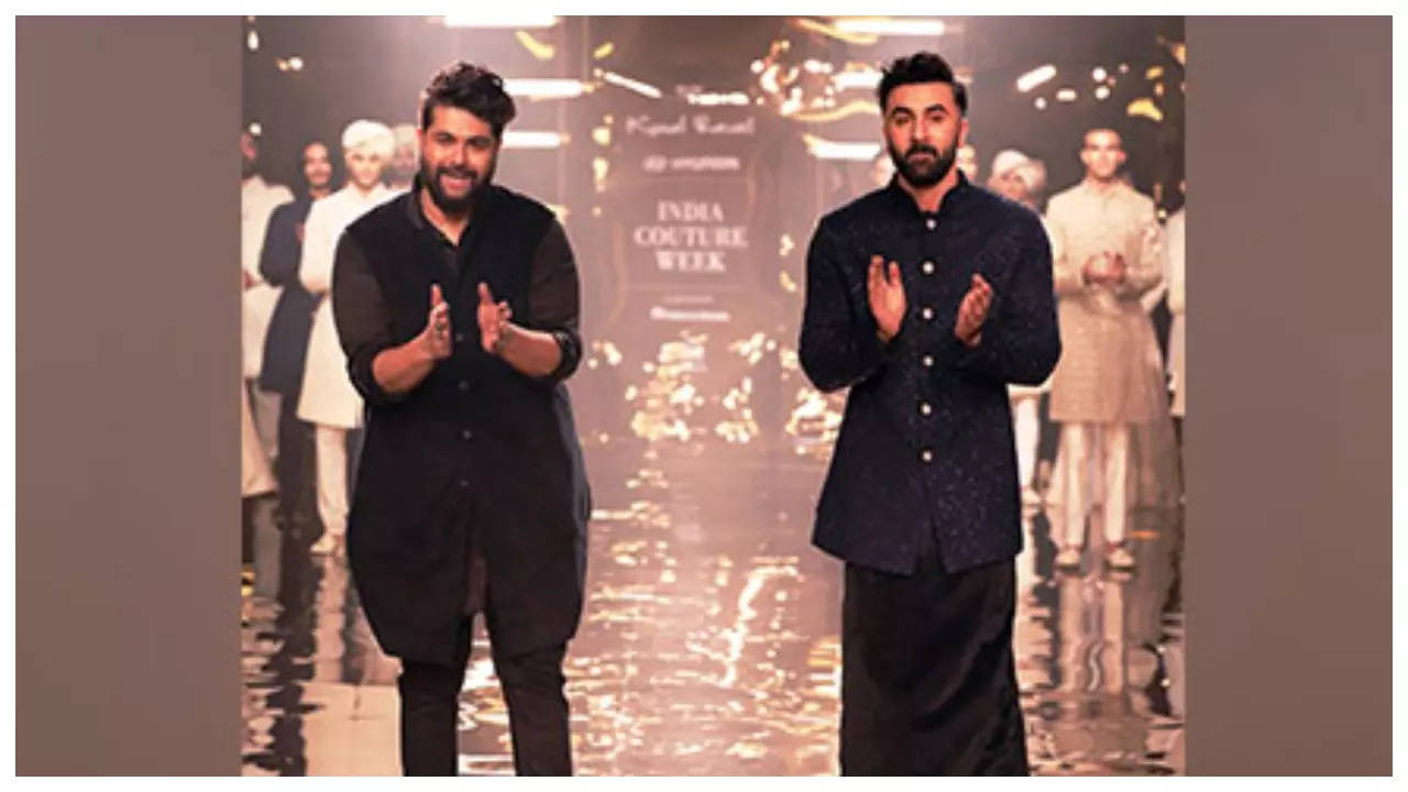 India Couture Week 2023: Ranbir Kapoor makes heads turn as he walks in  lungi pants for Kunal Rawal show