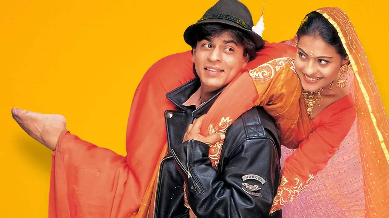 Kajol recalls how Shah Rukh Khan carried her on his shoulder for 'Dilwale Dulhania Le Jayenge' photoshoot: 'He didn't make me feel heavy' | Hindi Movie News - Times of India