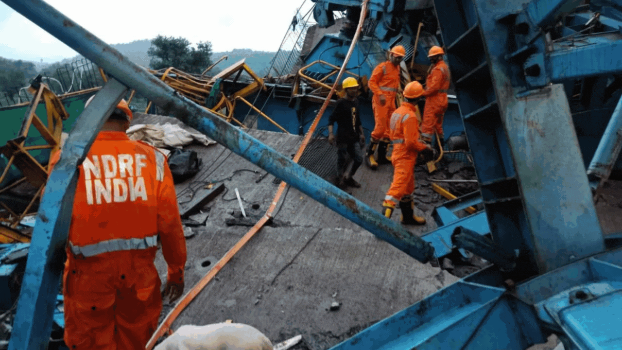 Maha: 17 killed as crane crashes on girder in Thane
