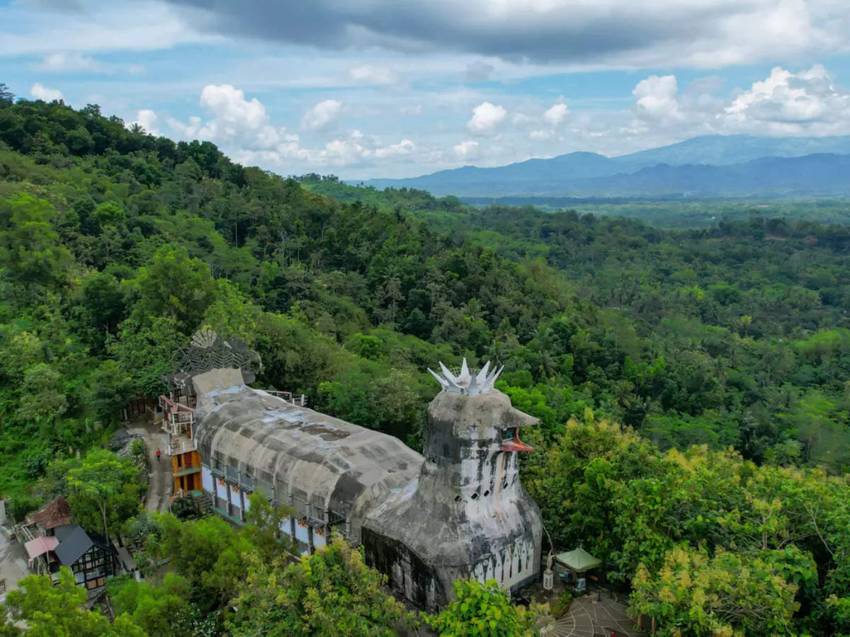 The bizarre case of Indonesia’s Chicken Church that was mysteriously abandoned!