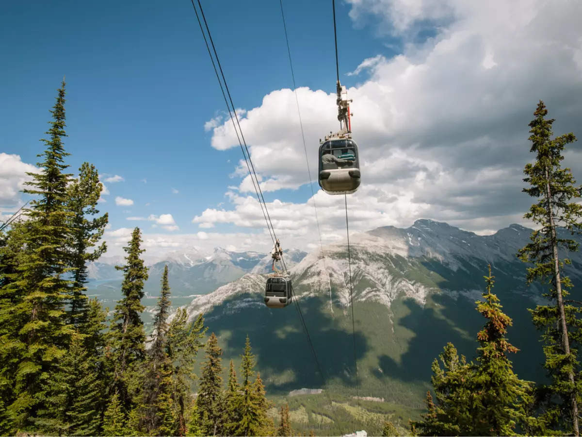 Bizarre travel: Newly weds, among others, stranded on Canadian mountain, after gondola shuts down