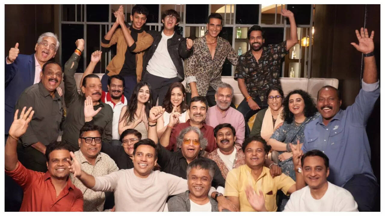 Akshay hosts dinner party for 'OMG 2' team
