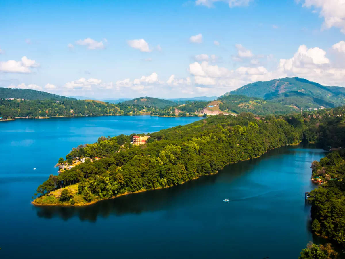 This man-made lake turned Meghalaya into a dreamy destination