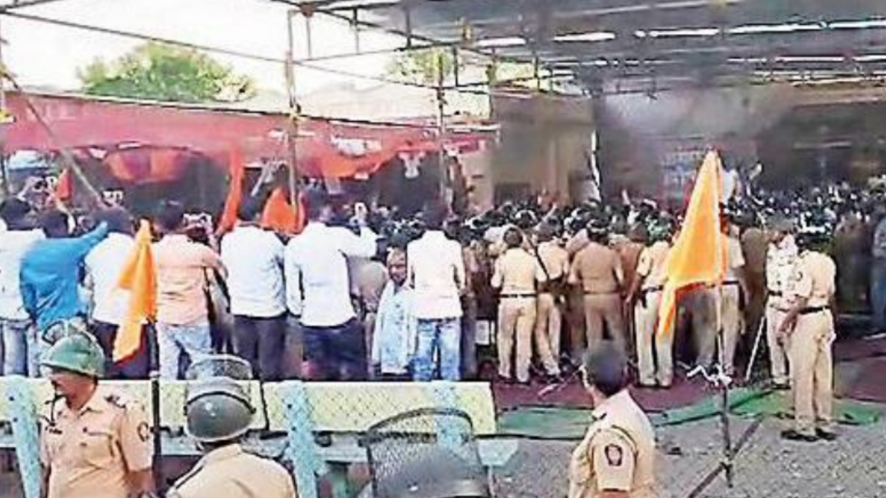 Maratha quota stir in Jalna turns violent; police lathicharge mob | Aurangabad News – Times of India