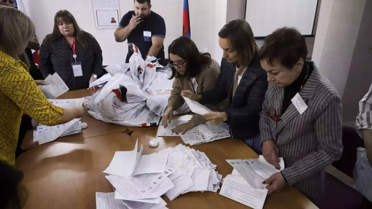 Russia ruling party ‘wins’ in occupied Ukraine; Kyiv & West call elections ‘sham’