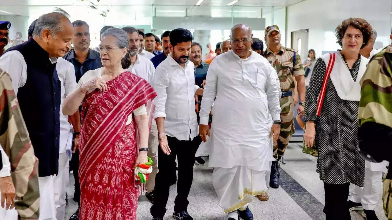 BJP perturbed by success of INDIA: Kharge at CWC meet