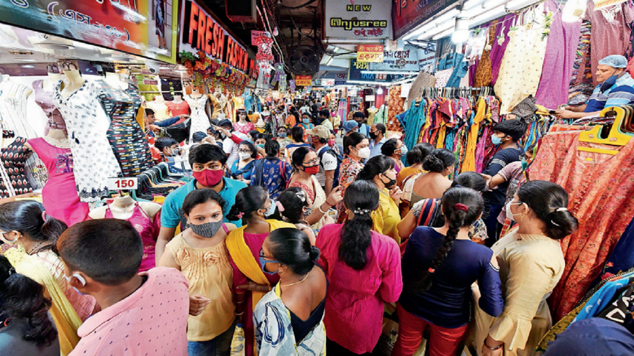 Hatibagan is one of the oldest markets here, offering a varied range of fares, ranging from affordable clothes, cosmetics, accessories, shoes to stationery items, toys, sports goods and sweets, catering to buyers of all sections