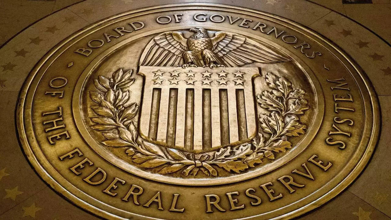 US Federal Reserve rate pauses rate hike, sees tighter policy for year