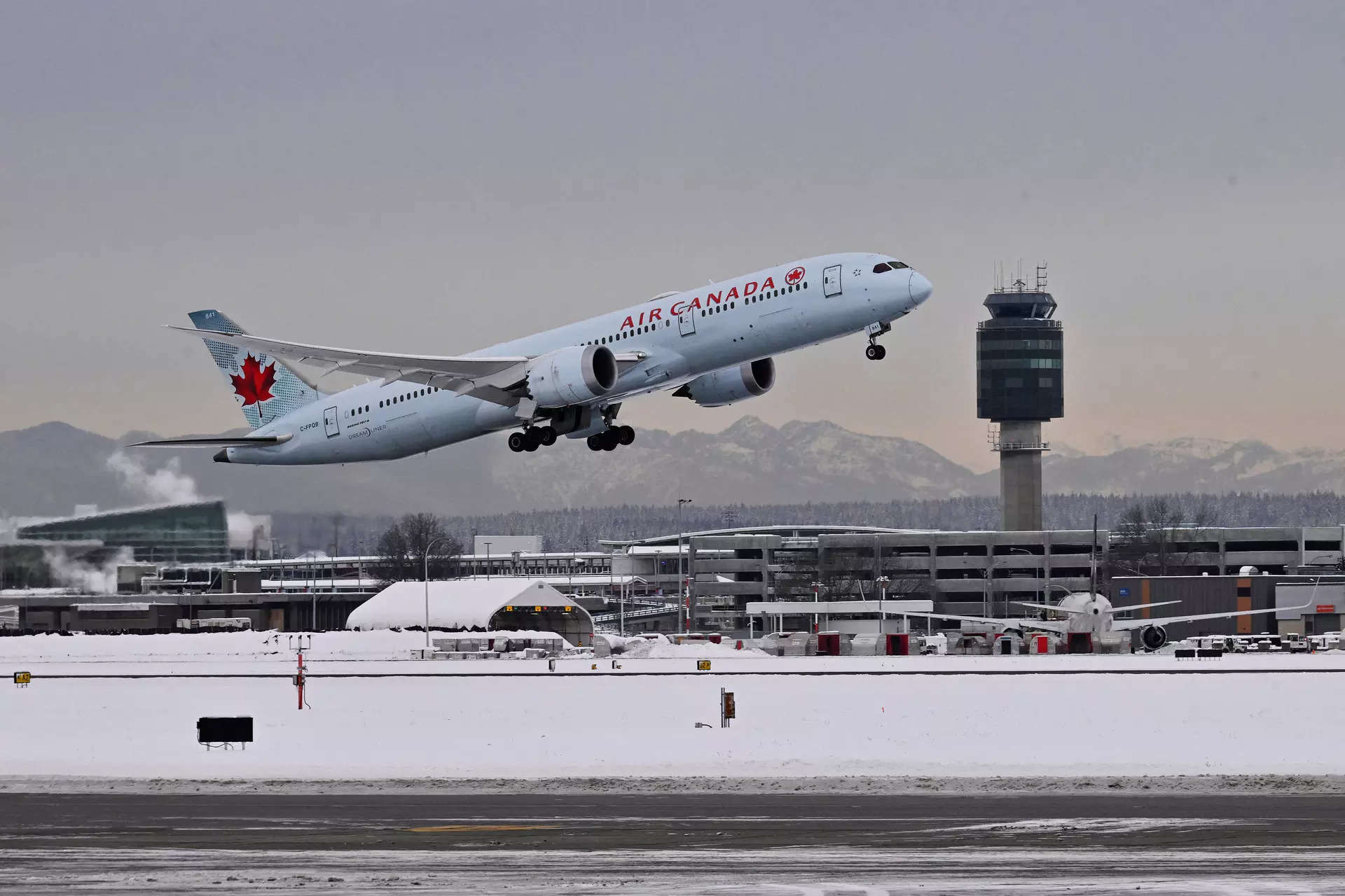 एयर कनाडा: एयर कनाडा साइबर हमला: अनधिकृत समूह ने कर्मचारी डेटा में सेंध लगाने के लिए आंतरिक प्रणाली को हैक किया