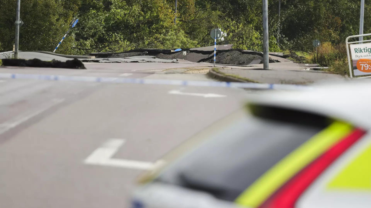 स्वीडन: स्वीडन में भूस्खलन के कारण राजमार्ग पर एक बड़ा गड्ढा बन गया और कारों के दुर्घटनाग्रस्त होने से 3 लोग घायल हो गए