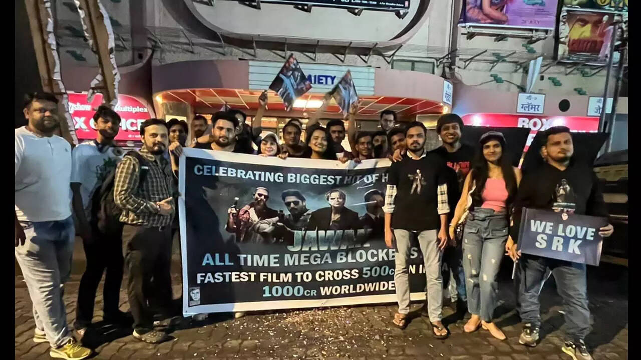 Fans celebrate Jawan’s 1000 crore record