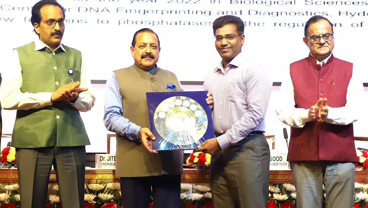 Science and technology minister Jitendra Singh, along with Isro chairman S Somanath and principal scientific adviser Ajay Sood, gives the Shanti Swarup Bhatnagar 2022 Award to one of the recipients during the CSIR Foundation Day programme at Bharat Mandapam International Convention Centre, New Delhi, on Tuesday