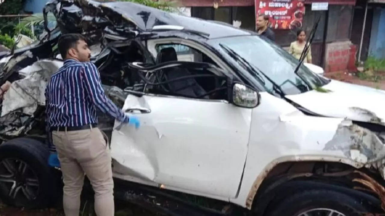 1 killed, 2 injured as SUV rams into stationary truck in Mangaluru | Mangaluru News – Times of India