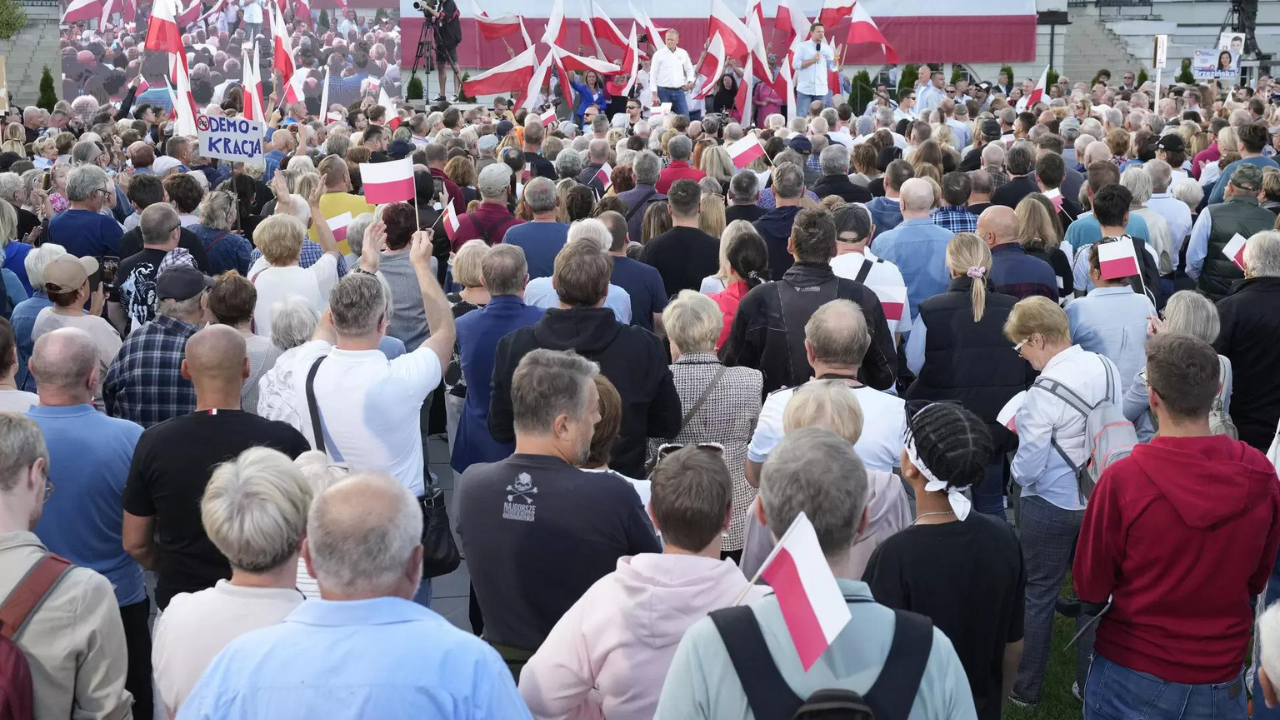 Thousands gather in Warsaw ahead of tight election