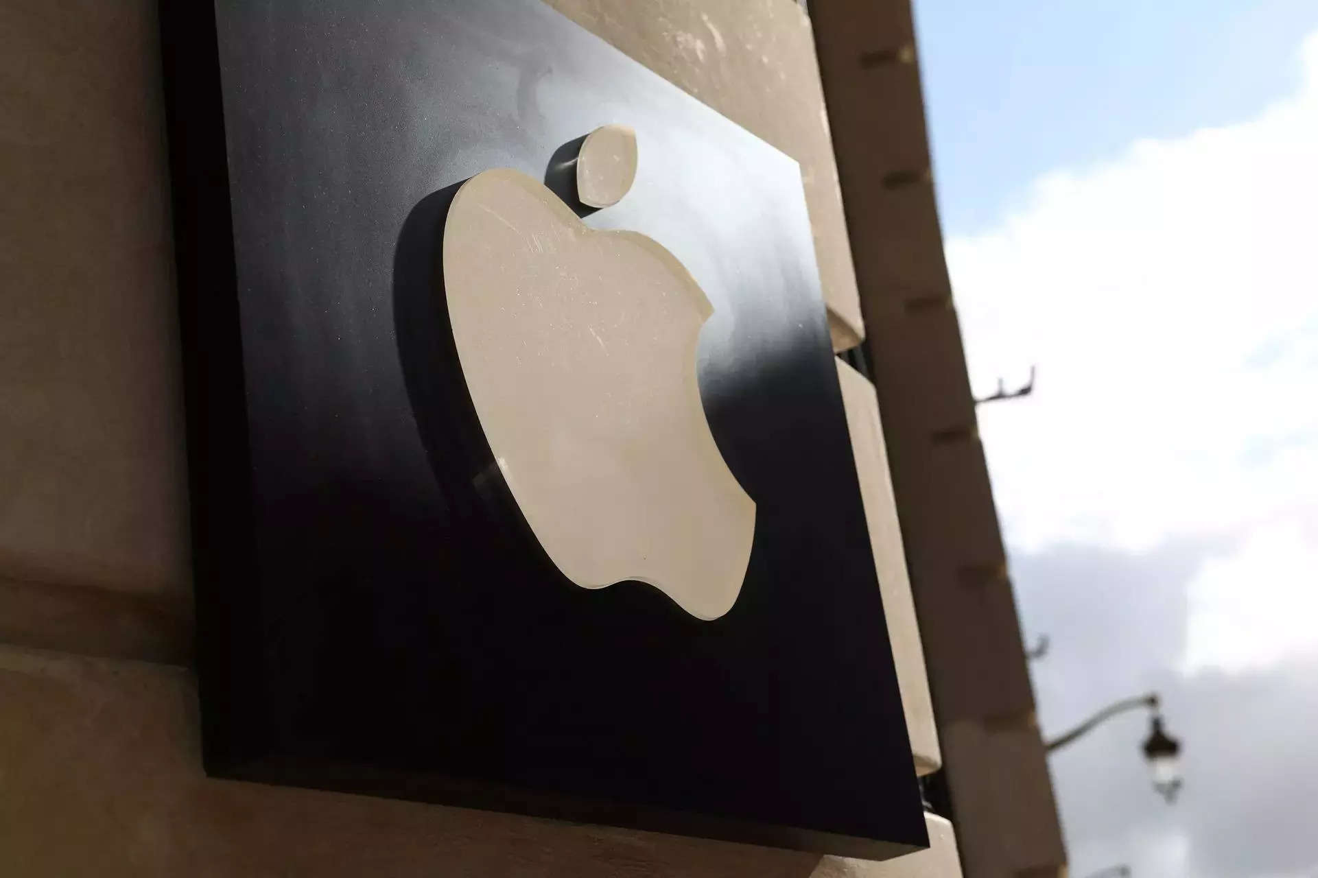 IPhone निर्माता: Apple की इस ‘मल्टी-बिलियन डॉलर’ व्यवसाय में Google को टक्कर देने की योजना हो सकती है