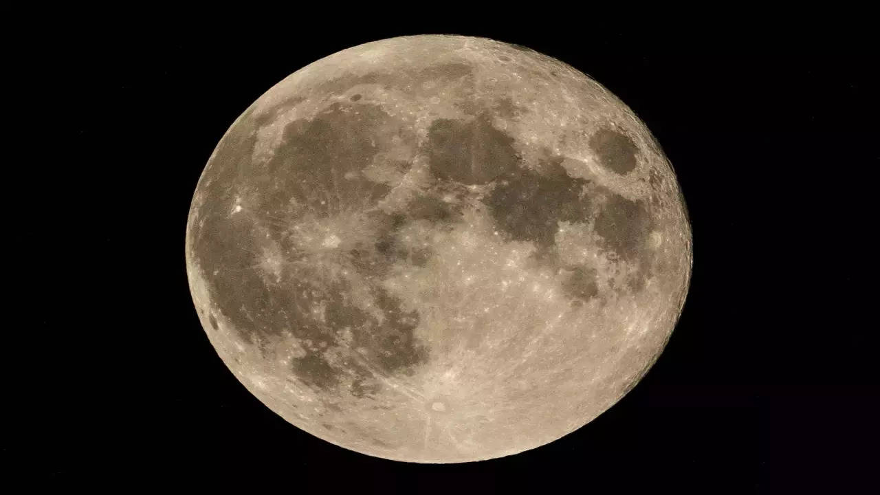 चंद्रमा: चंद्रमा के दूर से, नासा ब्रह्मांडीय अंधकार युग के रेडियो संकेतों की खोज करता है