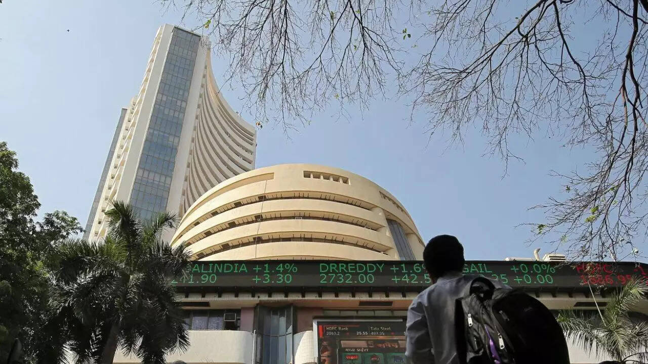 Markets fall for 2nd day on unabated foreign fund outflow