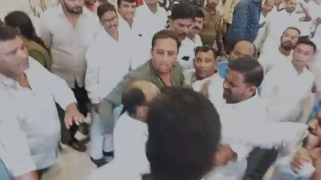 Congress party meeting in Nagpur witnesses chaos as party workers clash | Nagpur News – Times of India