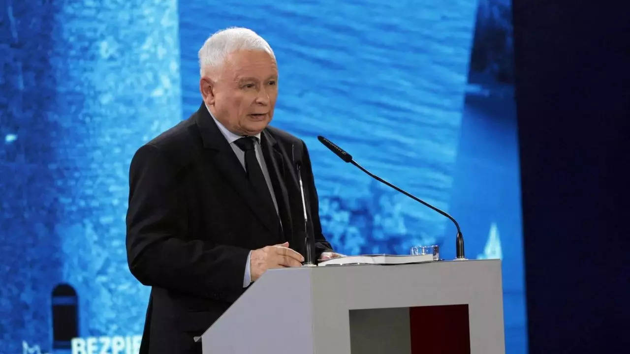 As election nears, Polish PM warns of 'Islamic fighters' among migrants