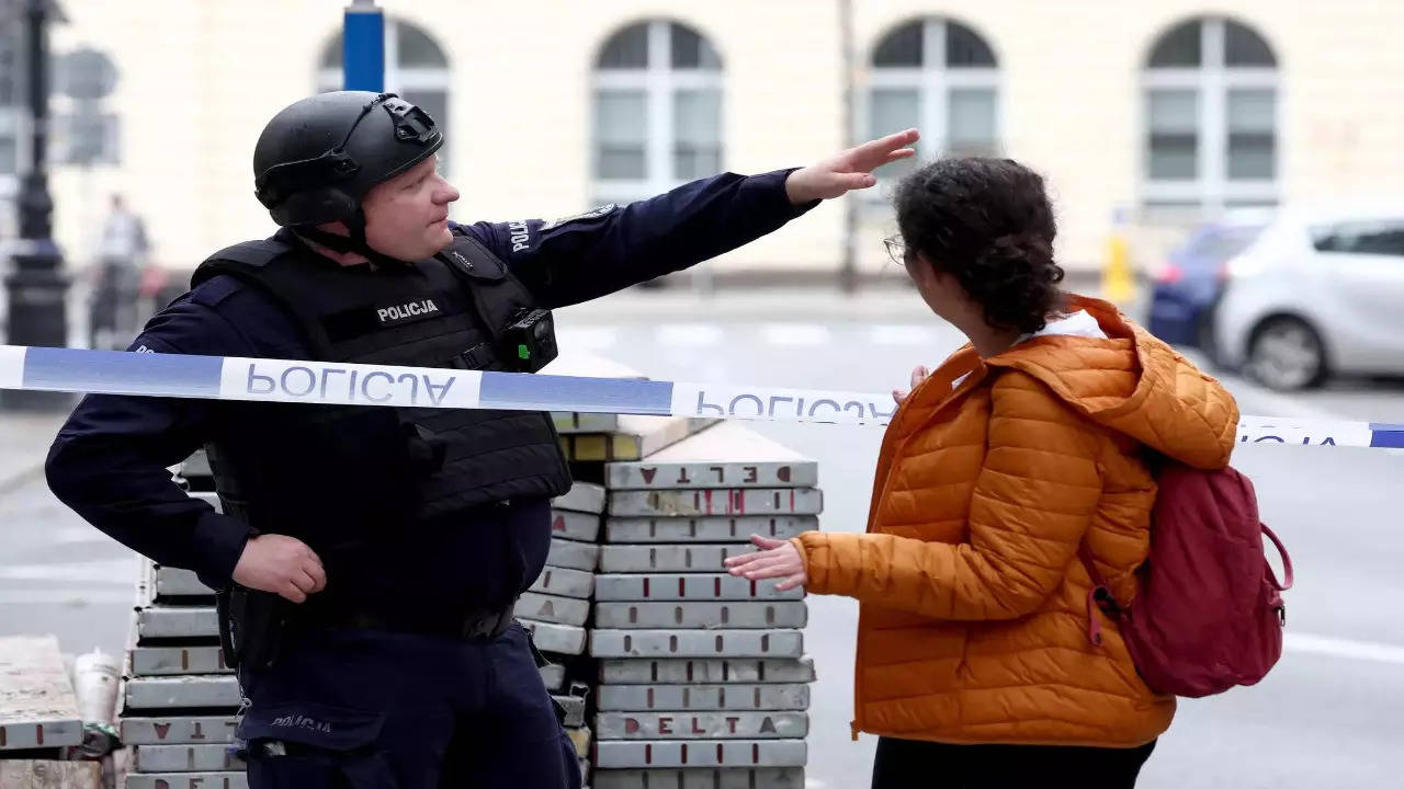 Polish police cordon off Warsaw square amid reports of bomb threat