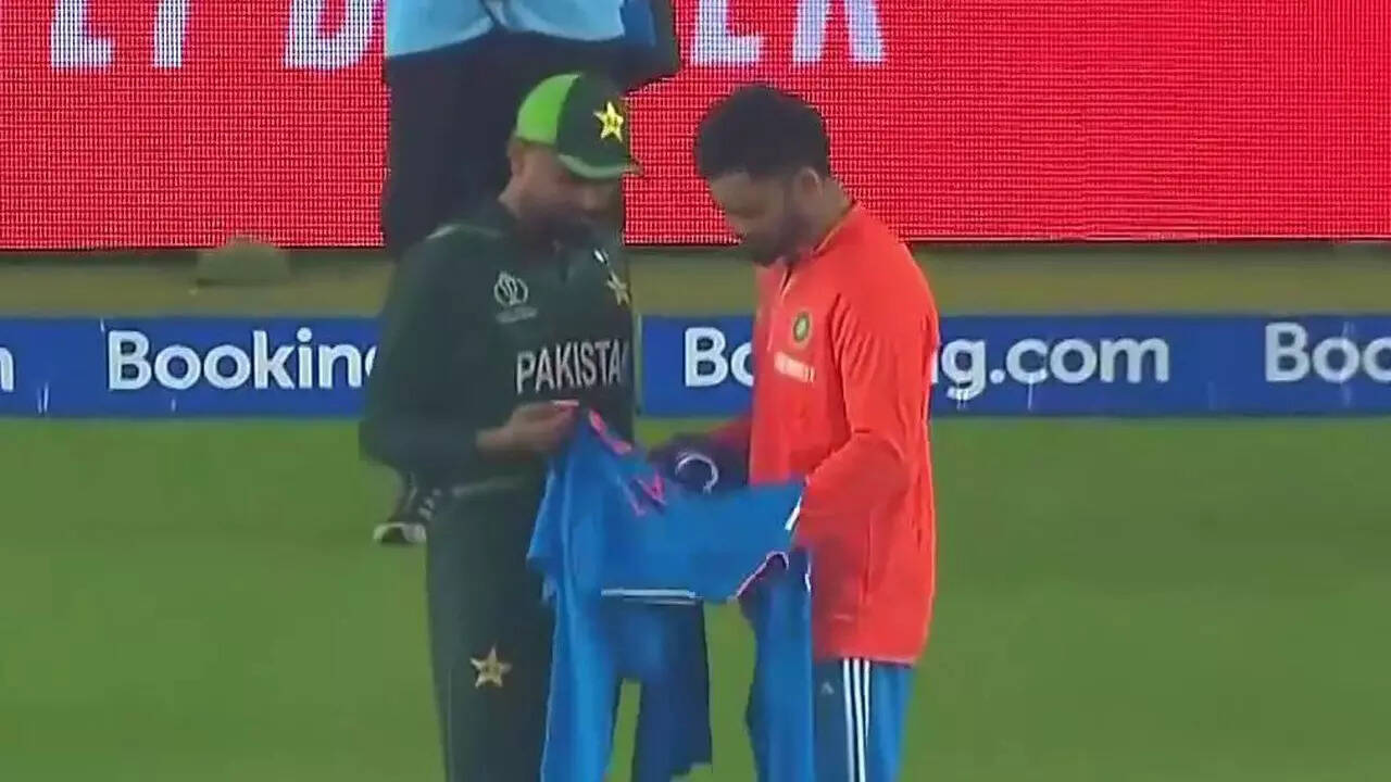 WATCH: Virat Kohli gifts Babar Azam signed jersey