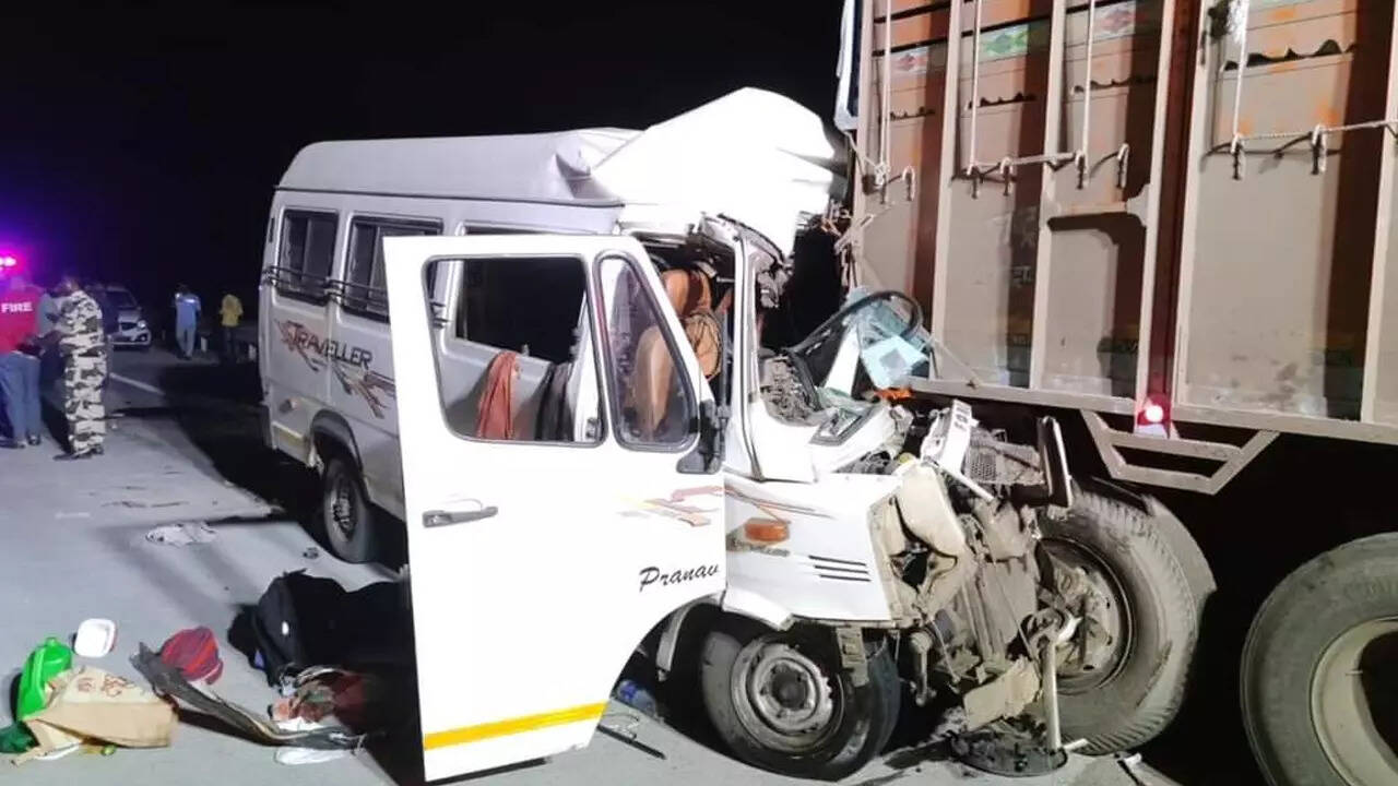 12 killed, 23 injured after mini-bus rams into truck in Maha