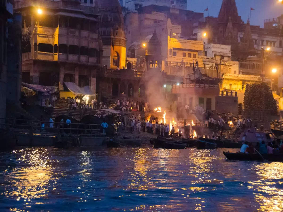 Why do people love to visit Varanasi cremation ghats?