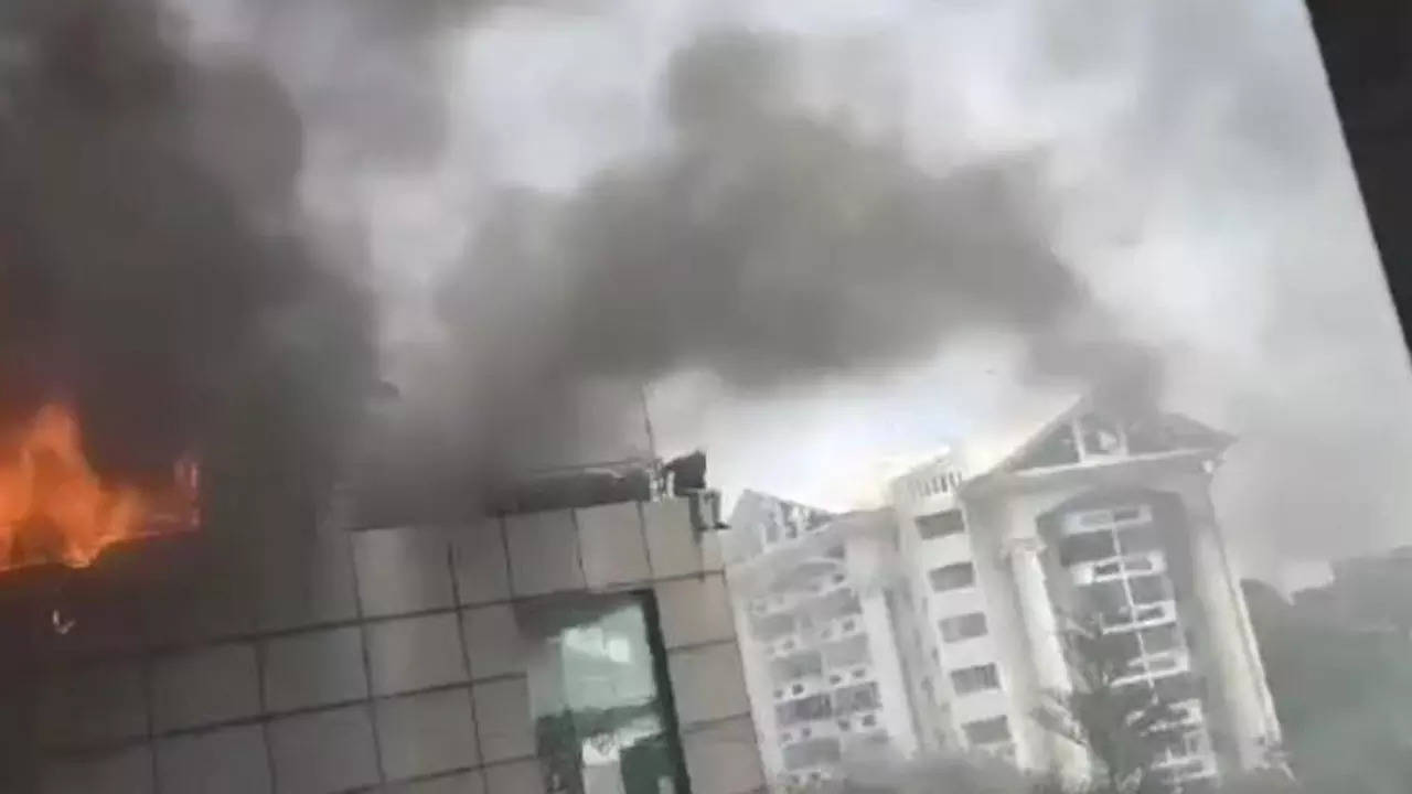Bengaluru: Massive fire breaks out in Mudpipe Cafe; one injured after jumping from building