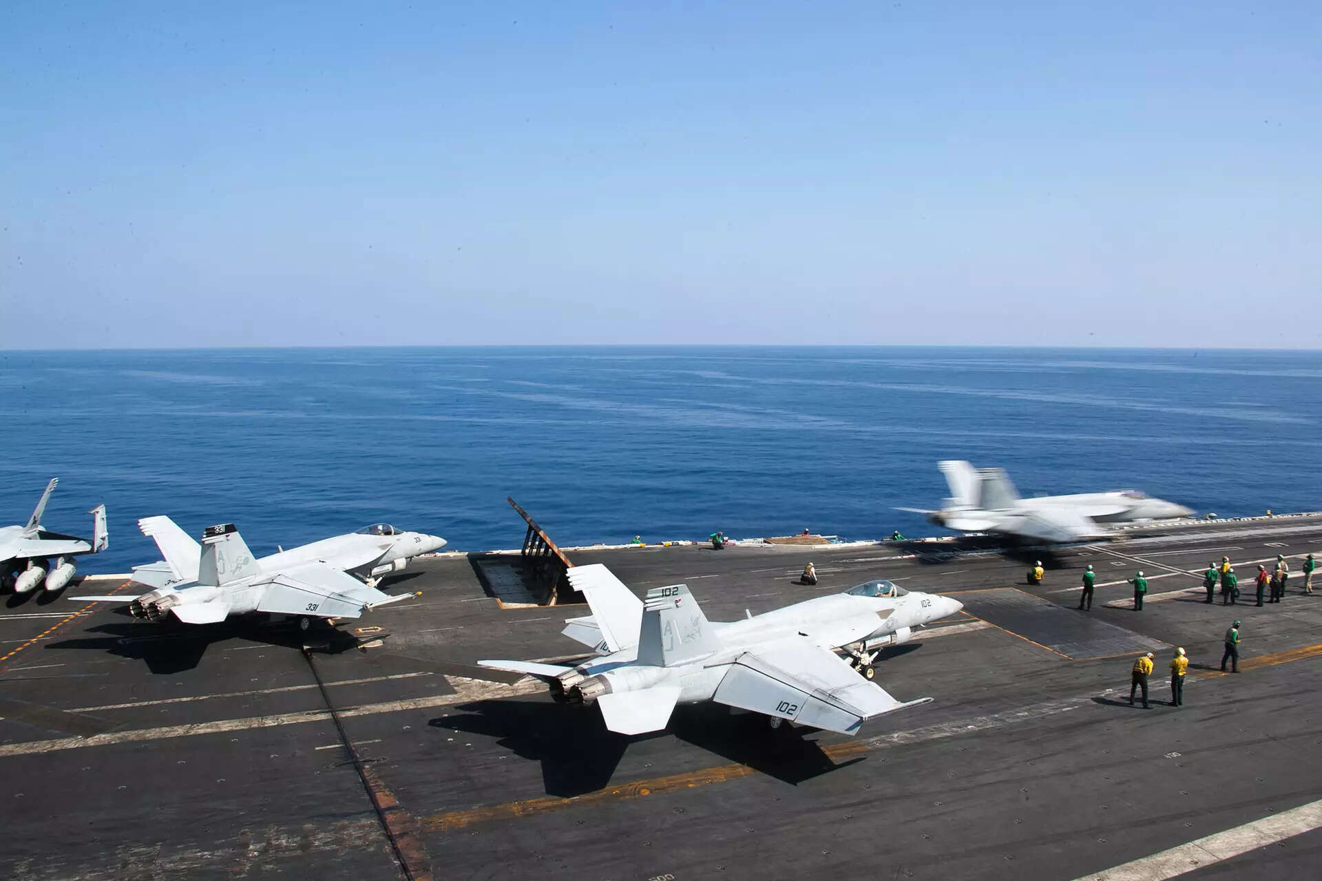 Israel-Hamas war: US carriers and troops send a signal of force