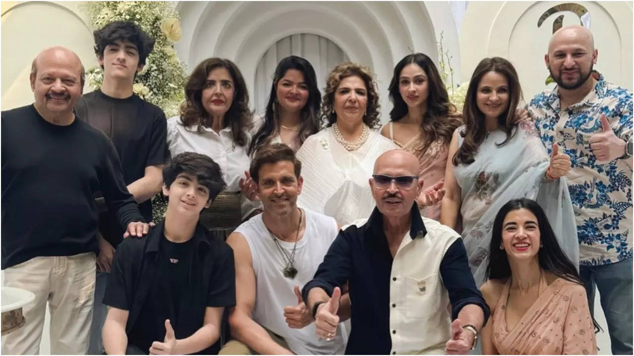 Saba joins Hrithik's family for his mom's b'day