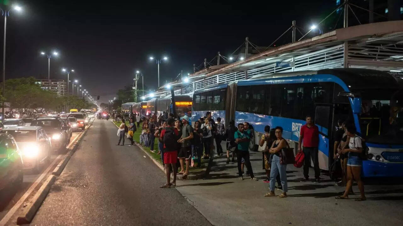 Outlaw militias torch 35 buses in Rio after crime boss is killed