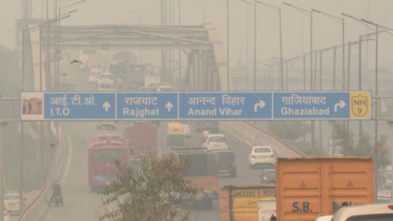 Pollution rises in Delhi on friday. A view of Sarai Kale Khan flyover. (TOI photo by Rajesh Mehta)