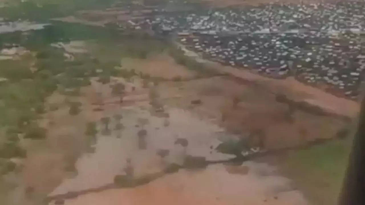 Worst floods in decades kill 29 in Somalia, hit towns across East Africa