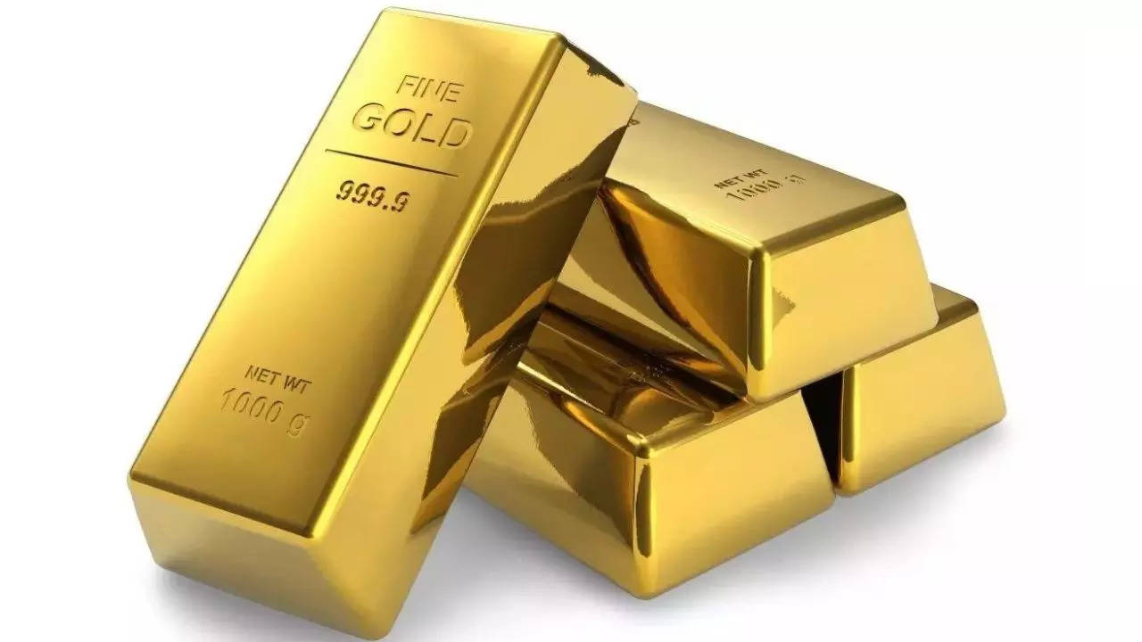 Gold plunges Rs 400; silver declines Rs 300