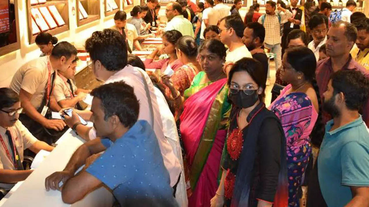 Bhubaneswar: Jewelry shops receive good response from customers on Dhanteras