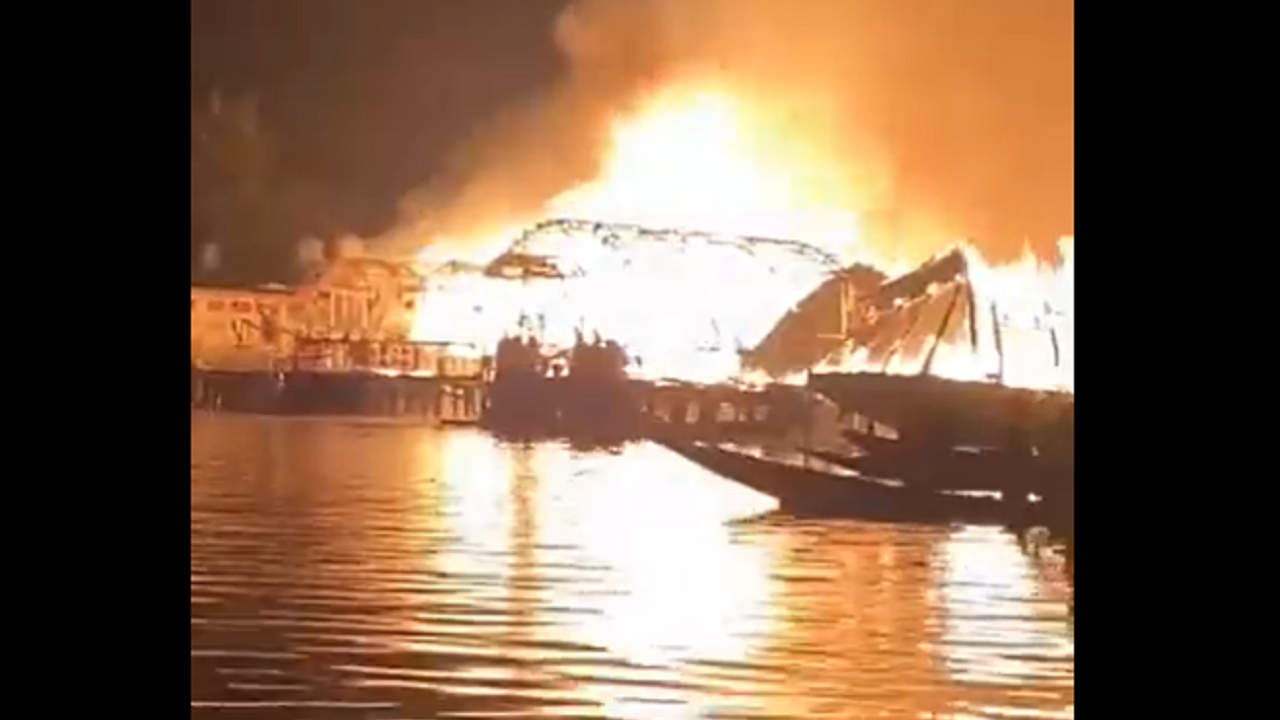 Several houseboats destroyed in fire in Srinagar’s Dal Lake | Srinagar News