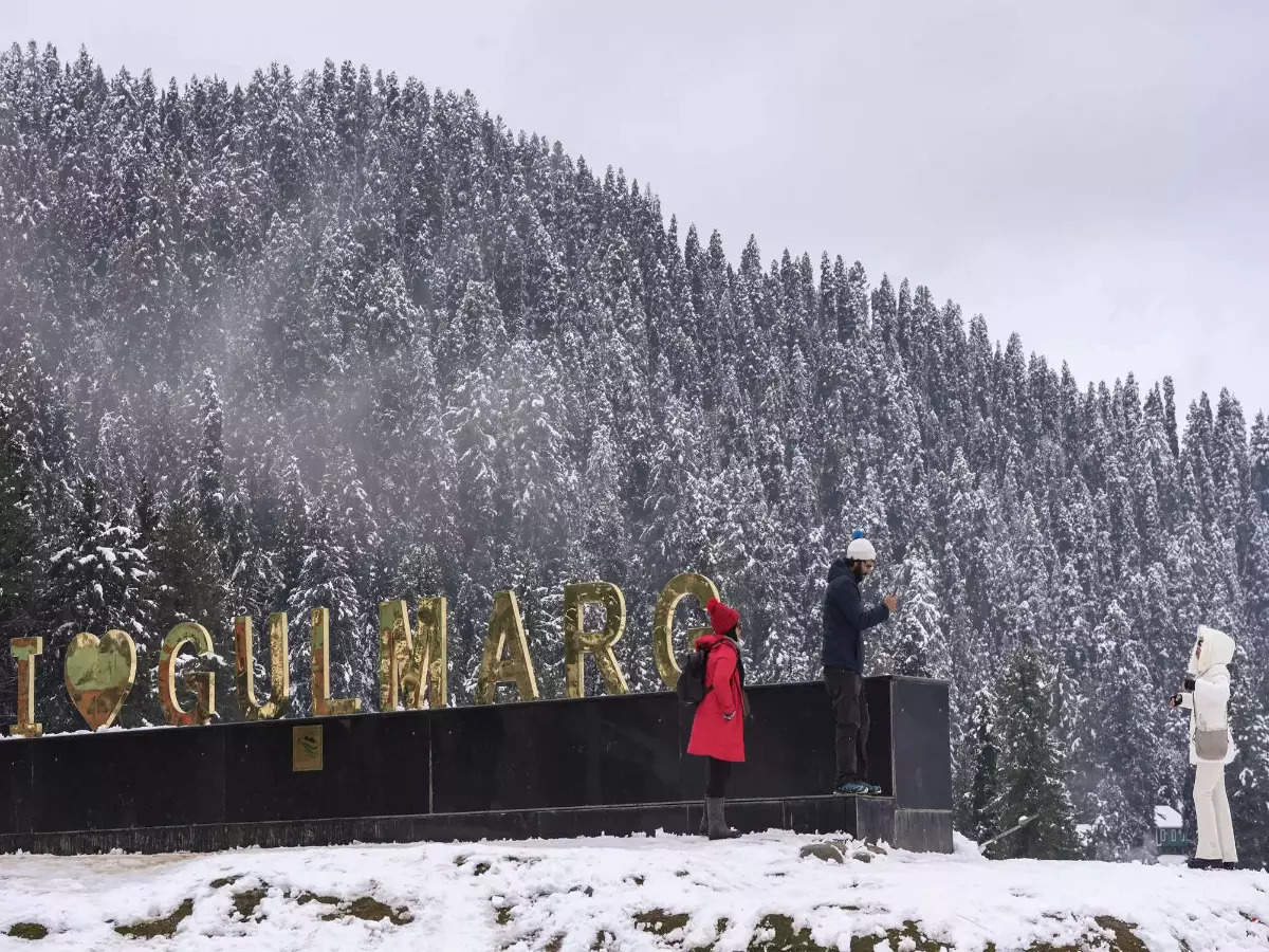 Fresh snowfall in Kashmir; Gulmarg turns heavenly