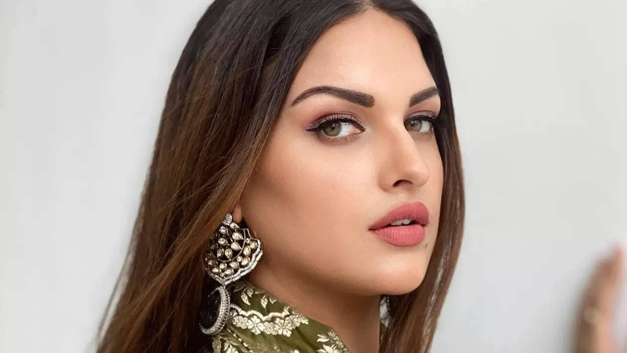 Exclusive - Bigg Boss 13 fame Himanshi Khurana:I celebrated this Diwali with my loved ones by decorating my house with lights, and by making rangoli