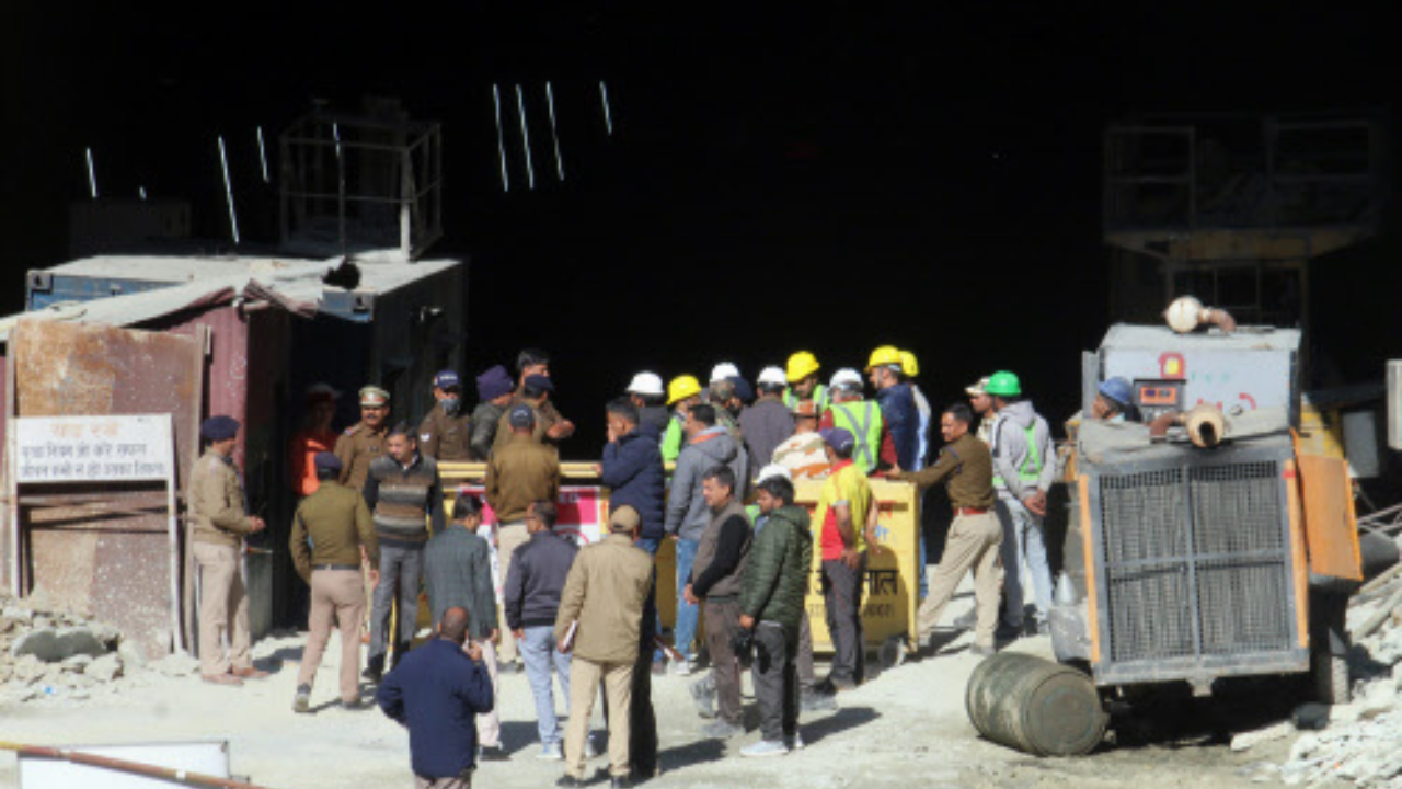 New road planned to reach workers trapped in tunnel