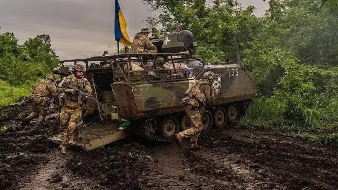 Ukrainian army says advancing at Dnipro river as drones target Kyiv