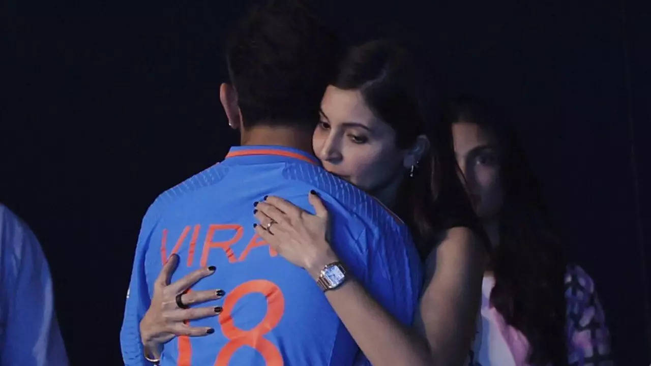 Netizens get emotional seeing Virushka hug