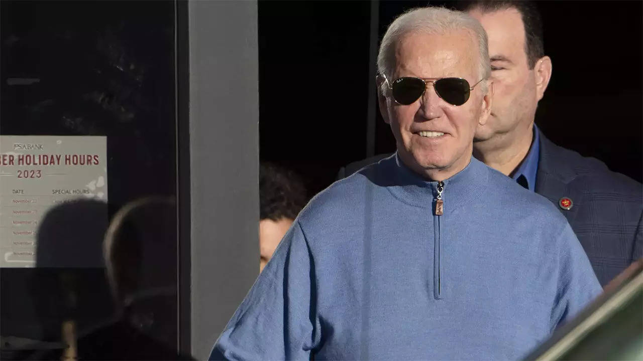 Bidens start Thanksgiving week with dinner for service members