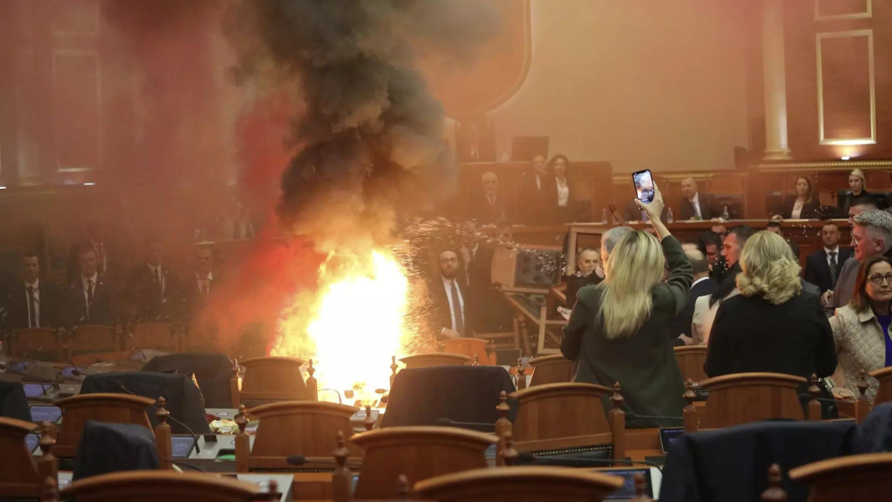 Parliament: Fireplace, smoke bombs lit by opposition in Albanian parliament