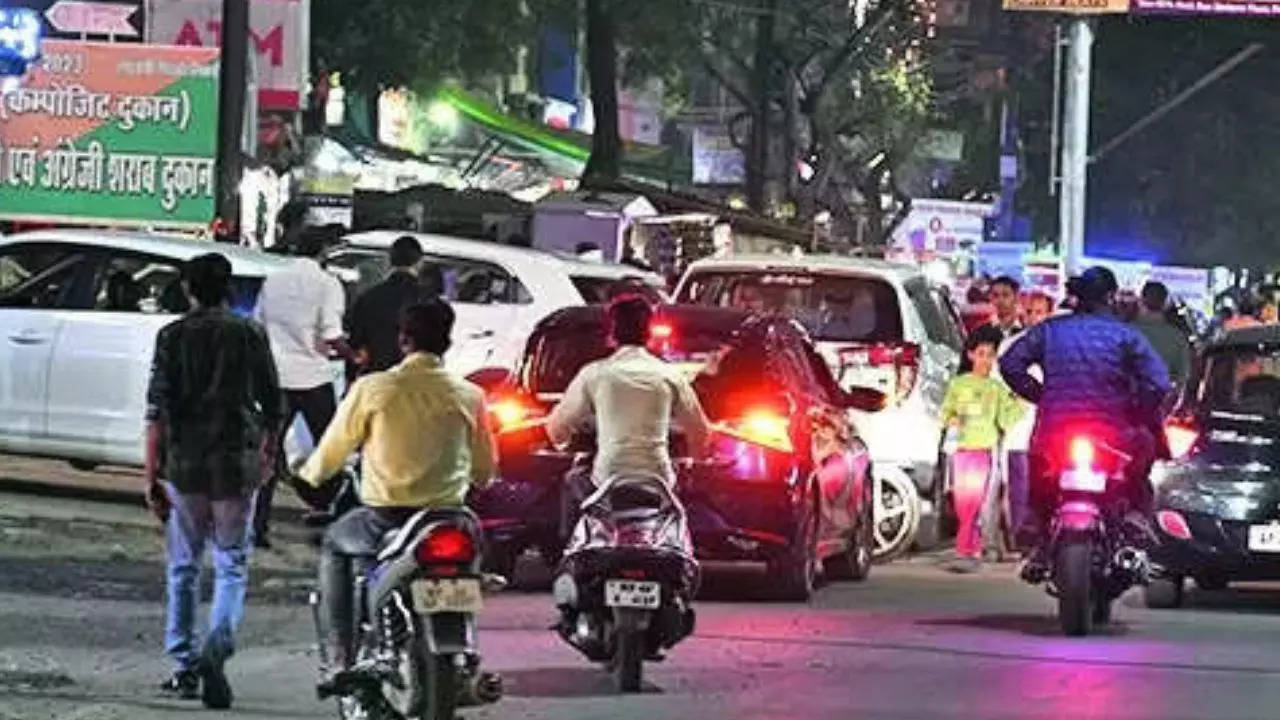Traffic goes haywire near a liquor shop in Bhopal