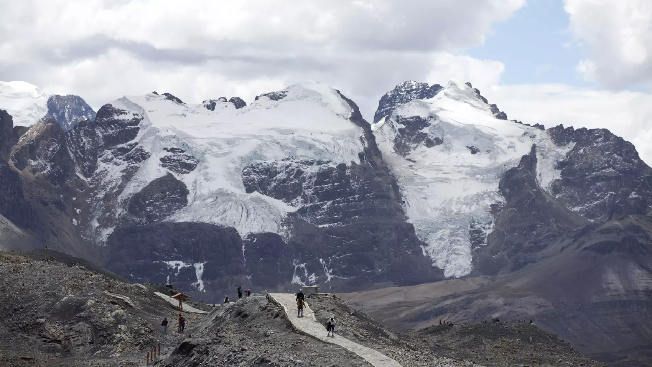 Peru lost more than half of its glacier surface in just over half a century (AP)